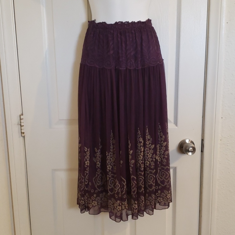 One size fits most skirt.  Purple.